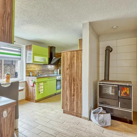 2 Bedroom Beautiful In Breesen Ot Holiday home Kaluebbe